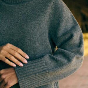 Pull droit à col montant côtelé de PETITE MENDIGOTE. 