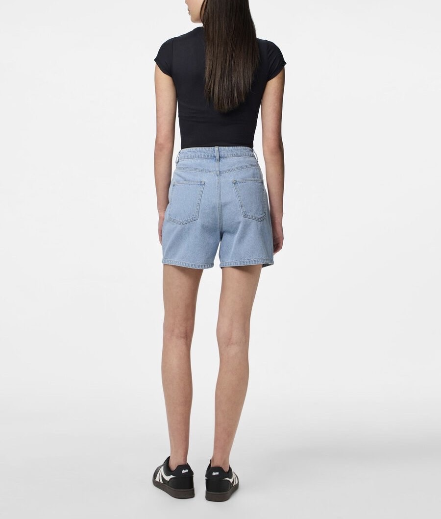 Short PCabbi (Light Blue Denim) de PIECES – Image 2