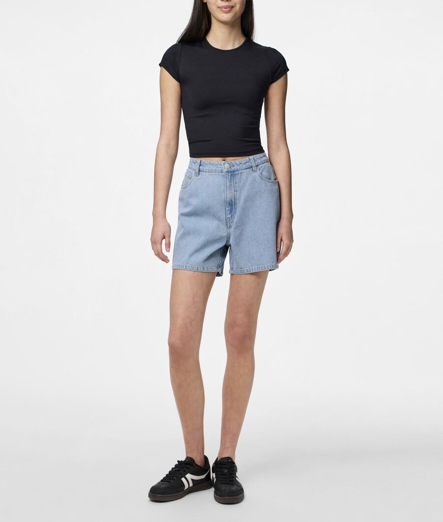 Short PCabbi (Light Blue Denim) de PIECES – Image 3